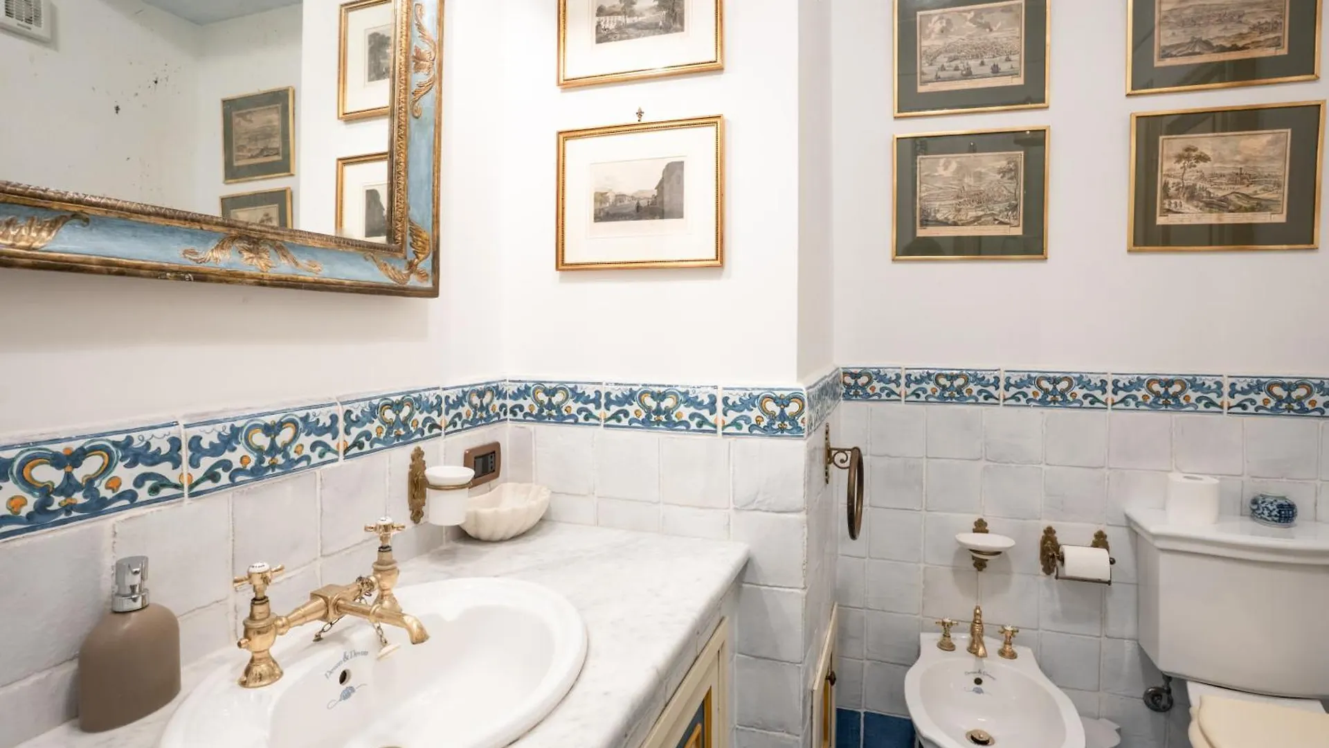 Principe Di Castelnuovo Historical Suites Палермо Италия